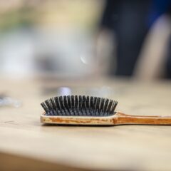 頭頂部白髪の隠し方は？ヘアスタイルで隠すテクニックや便利グッズも