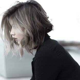 ウィッグで白髪を自然に隠せる？おすすめの理由やメリットをご紹介