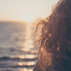 白髪が伸びるのが早いのはなぜ？早く感じる理由やメカニズムをご紹介