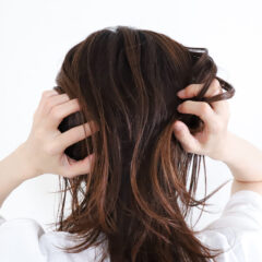 アラフォーになると髪質が変わる？気になる原因と対処法を徹底解説！