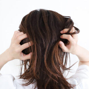 アラフォーになると髪質が変わる？気になる原因と対処法を徹底解説！