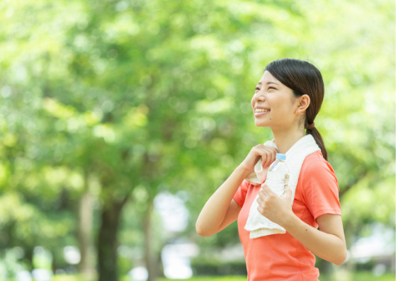 運動をしている女性